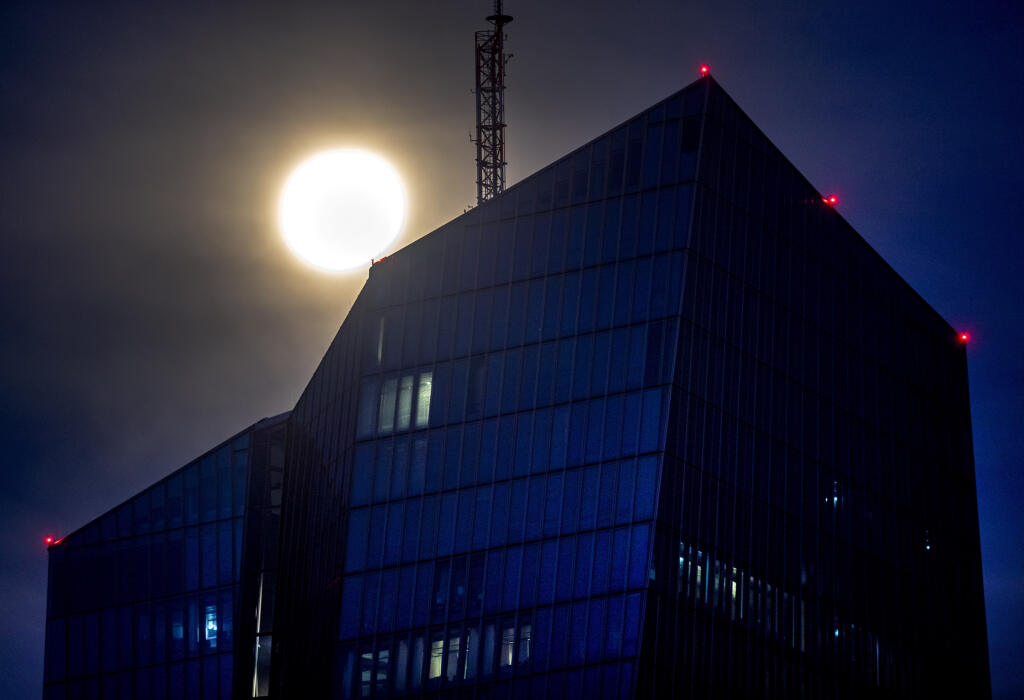 EBE 21 Frankfurt nad Mohanom - Na snímke Mesiac v splne nad budovou Európskej centrálnej banky (ECB) v skorých ranných hodinách v nemeckom Frankfurte nad Mohanom 3. septembra 2020. FOTO TASR/AP
The moon shines over the European Central Bank in Frankfurt, Germany, early Thursday, Sept. 3, 2020. (AP Photo/Michael Probst)