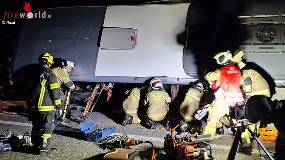 Slovenský autobus sa po náraze prevrátil na bok.