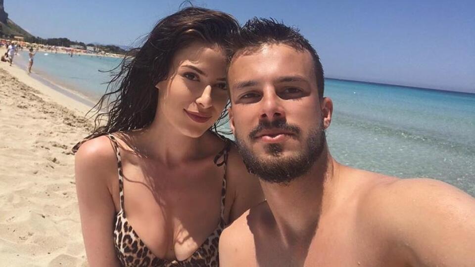 Jakub Hromada sa zasnúbil s krásnou Terezou, s ktorou randí už niekoľko rokov.