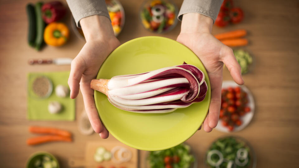 Všetky čakanky, teda biela, červená i šalátová listová obsahujú vitamíny skupiny B, vitamín C, draslík, fosfor aj vápnik. Napravia trávenie, najmä ak vás trápia zápchy. Čakanka však tiež obsahuje salicyláty a môžu sa vám z nej vyhádzať pupence. 