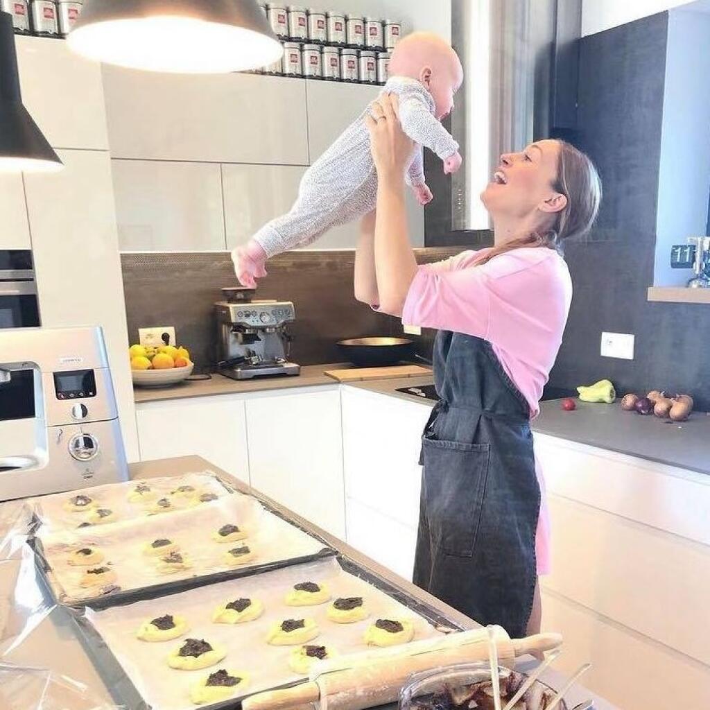Mária Čírová je veľká milovníčka varenia a pečenia. V bielej priestrannej kuchyni tak trávi veľa času.