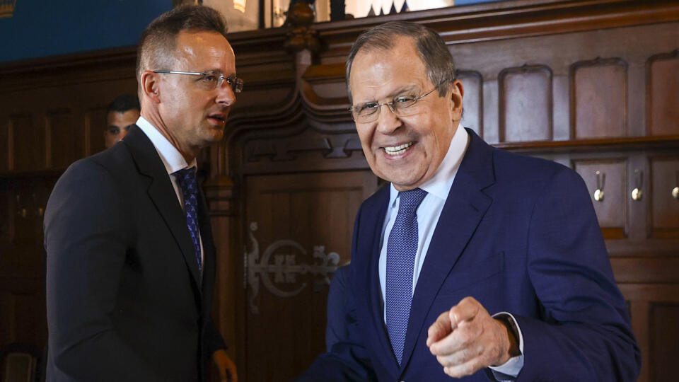 WA 6 Moskva - Ruský minister zahraničných vecí Sergej Lavrov (vpravo) a šéf maďarskej diplomacie Péter Szijjártó sa zdravia počas stretnutia v Moskve vo štvrtok 21. júla 2022. FOTO TASR/AP
In this handout photo released by Russian Foreign Ministry Press Service, Russian Foreign Minister Sergey Lavrov, right, and Hungary's Minister of Foreign Affairs and Trade Peter Szijjarto greet each other prior to their talks in Moscow, Russia, Thursday, July 21, 2022. (Russian Foreign Ministry Press Servic
