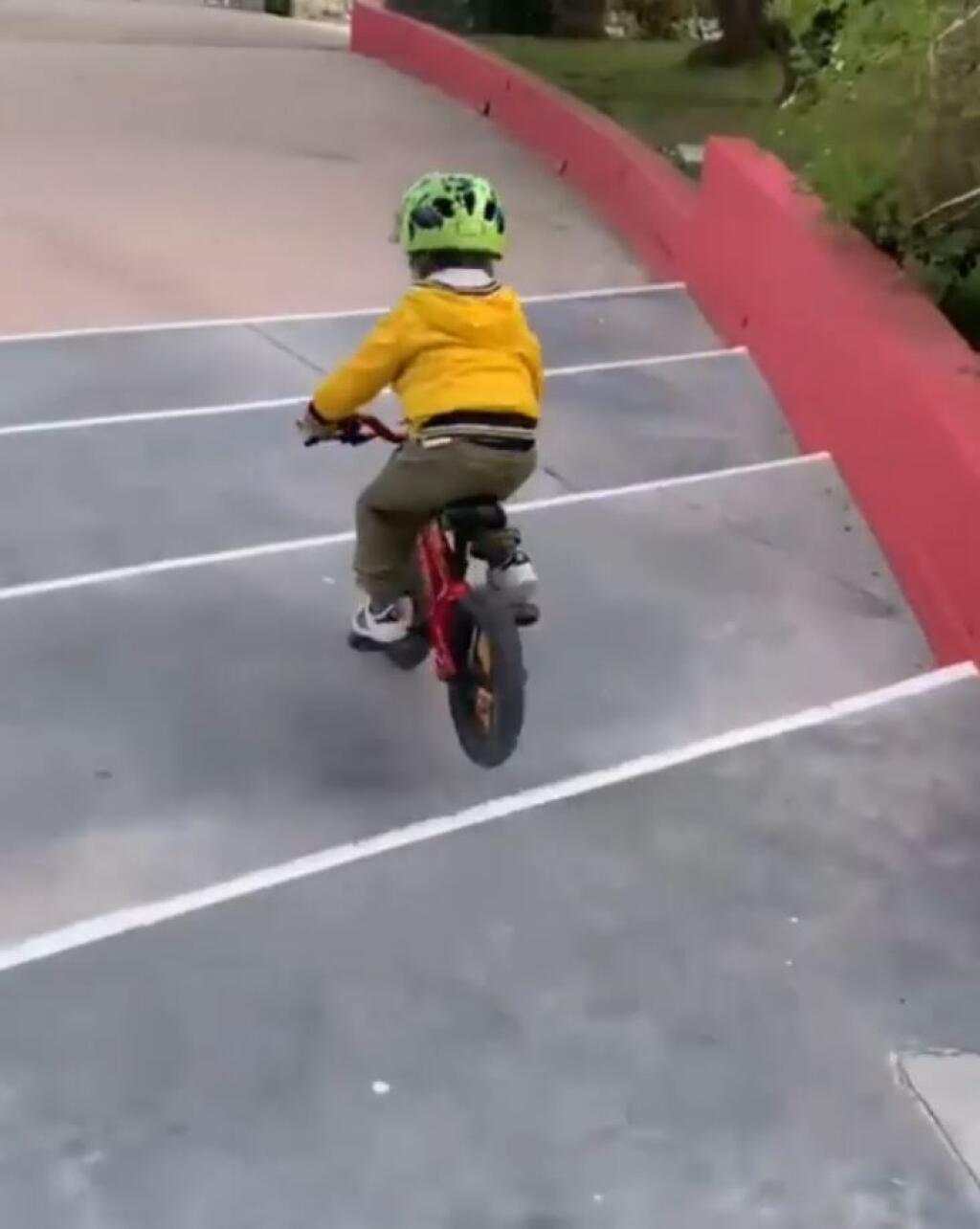 Saganovi juniorovi ide bicyklovanie ide od ruky, resp. od nôh, čo dokázal na záberoch, ktoré uverejnil jeho otec.