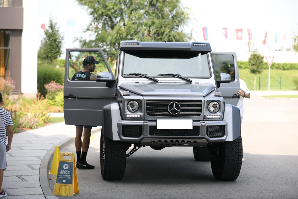 Hamšík sa v poslednej dobe vozil po slovenských cestách na Mercedese-Benz G 500 4x4, ktorého cena sa pohybuje od 220-tisíc eur.
