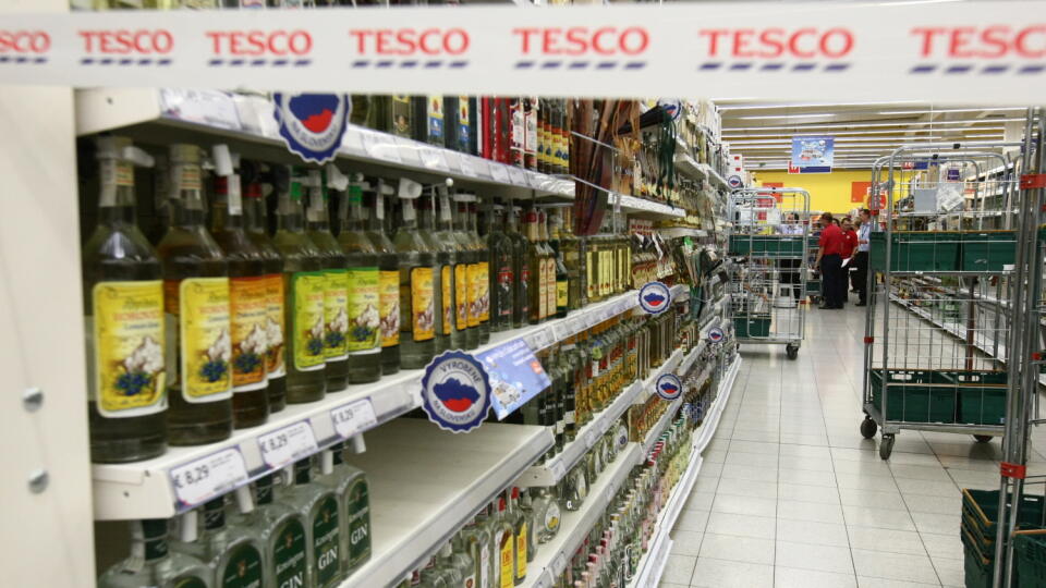 Stahovanie ceskeho nebezpecneho alkoholu z predaja v nakupnich retazcoch.