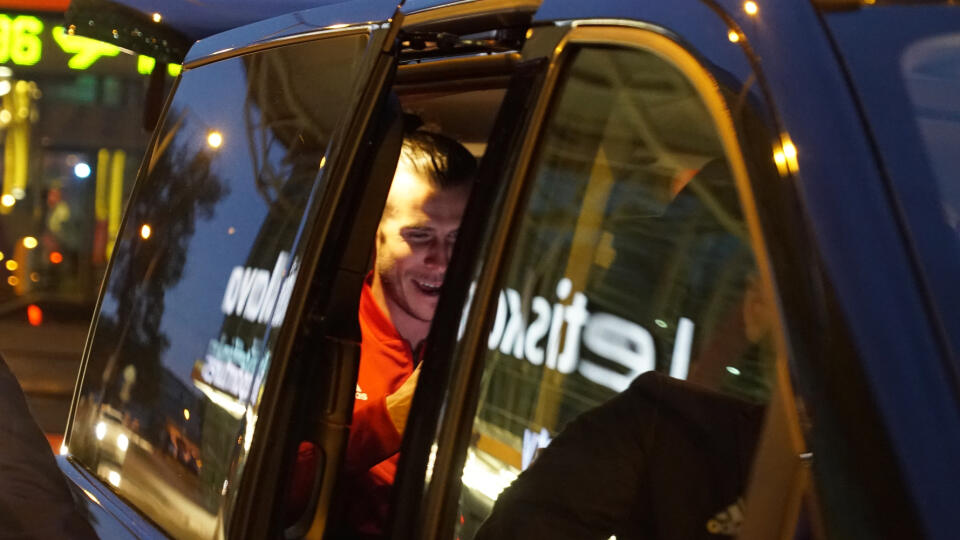 Odstavený mikrobus nie a nie opustiť parkovisko pred bratislavským letiskom. Situáciu využil jeden z malých fanúšikov waleskej hviezdy. Malý chlapec poprosil jedného z ochrankárov tímu nášho štvrtkového súpera a vopchal mu do rúk podpisovú kartičku. Bodyguard ho následne posunul futbalovej hviezde, ktorá v automobile mladíkovi kartičku podpísala. O malú chvíľočku už naskočili motory a Bale spoločne s Ryanom Giggsom odfrčali na plánovanú tlačovú konferenciu.
