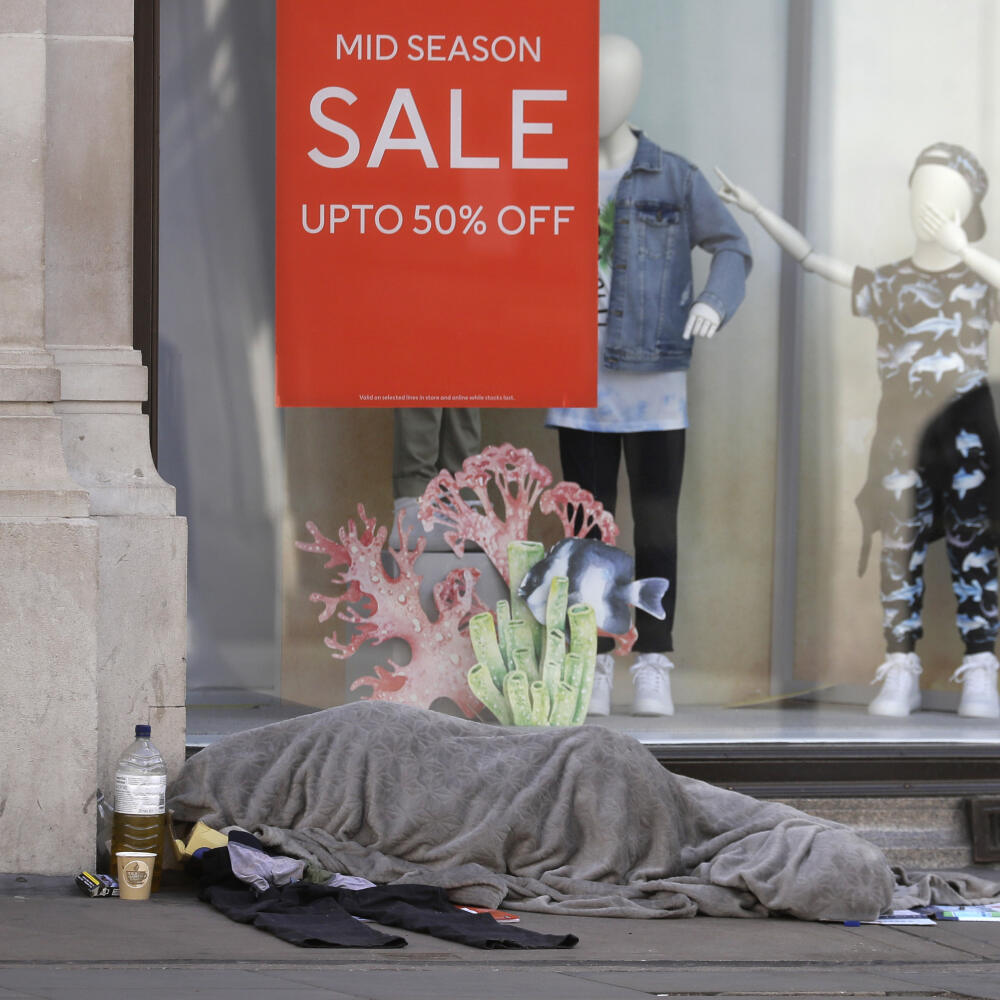 EBE 36 Londýn - Bezdomovec spí pred zatvoreným obchodom s odevmi kvôli pandémii nového koronavírusu v Londýne 14. mája 2020. FOTO TASR/AP
A homeless person sleeps in front of a closed clothing shop in London, Thursday May 14, 2020, as the country continues in lockdown to help stop the spread of coronavirus. Some of the coronavirus lockdown measures are being relaxed in England, after weeks of lockdown, latest figures show the largest quarterly contraction in the UK economy since the financial cr