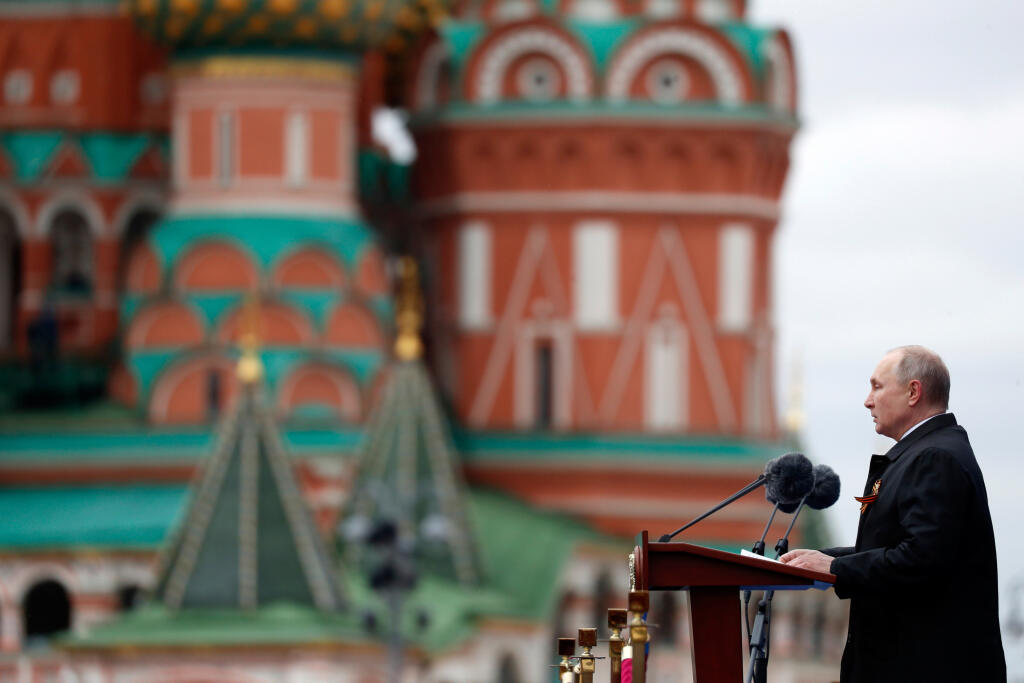 WA 18 Moskva - Ruský prezident Vladimir Putin počas prejavu na vojenskej prehliadke pri príležitosti 76. výročia víťazstva nad nacistickým Nemeckom v druhej svetovej vojne v Moskve v nedeľu 9. mája 2021. Druhá svetová vojna v Európe sa oficiálne skončila 8. mája 1945 o 23.01 h. V Sovietskom zväze bolo však vzhľadom na časový posun už po polnoci a preto bol za Deň víťazstva vyhlásený 9. máj. V Spojených štátoch oslavujú koniec druhej svetovej vojny až v septembri pri príležitosti výročia kapitulá