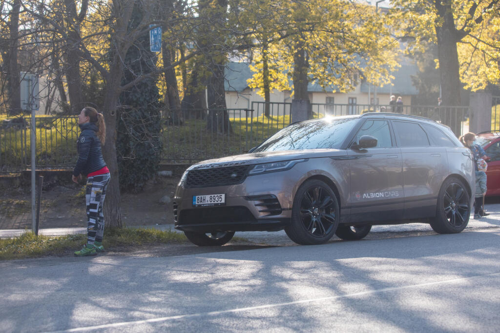 Herečka Diana Mórová na prechádzke v Horskom parku sa precvičuje pred svojim autom