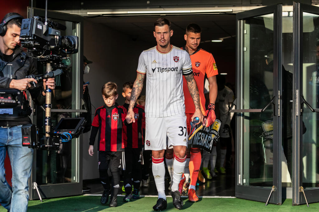 Na snímke je futbalový zápas medzi FC Spartak Trnava a ŠK Slovan Bratislava, ktorý sa skončil predčasne a fanúšikovia obidvoch táborov vnikli na hraciu plochu.