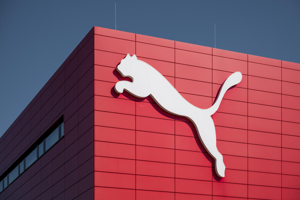 KK39 Herzogenaurach - Na archívnej snímke z 28. septembra 2023 logo Pumy naa budove v nemeckom meste Herzogenaurach.  Nemecký výrobca športovej obuvi a oblečenia Puma oznámil za 3. štvrťrok rast tržieb, zisk však zaznamenal pokles. Výsledky do veľkej miery ovplyvnili nepriaznivé kurzové vplyvy. FOTO TASR/DPA
ARCHIV - 28.09.2023, Bayern, Herzogenaurach: Ein Puma Logo ist an der Wand des Puma Outlets zu sehen. Puma gibt am 24.10.2023 Zahlen fĂĽr das 3. Quartal bekannt. Foto: Daniel Vogl/dpa +++ dp