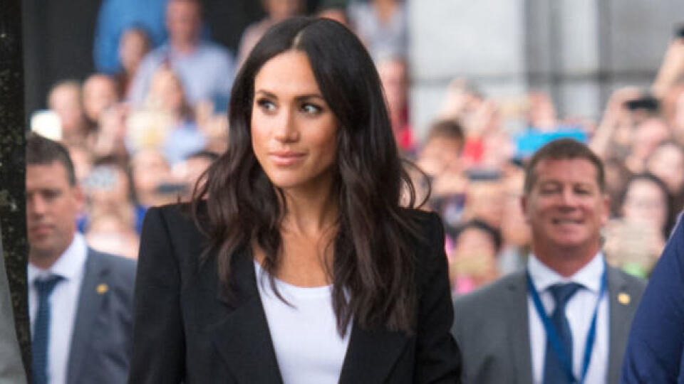 Nie je to tak dávno, čo sa americká herečka Meghan Markle (36) vydala za princa britskej kráľovskej rodiny. Už kúsok po svadbe sa nevyhla malým trapasom, napokon sa princ Harry (33) rozhodol svoju milovanú od médií uchrániť. No vojvodkyňa zo Sussexu vo svojich škandáloch pokračuje ďalej.

