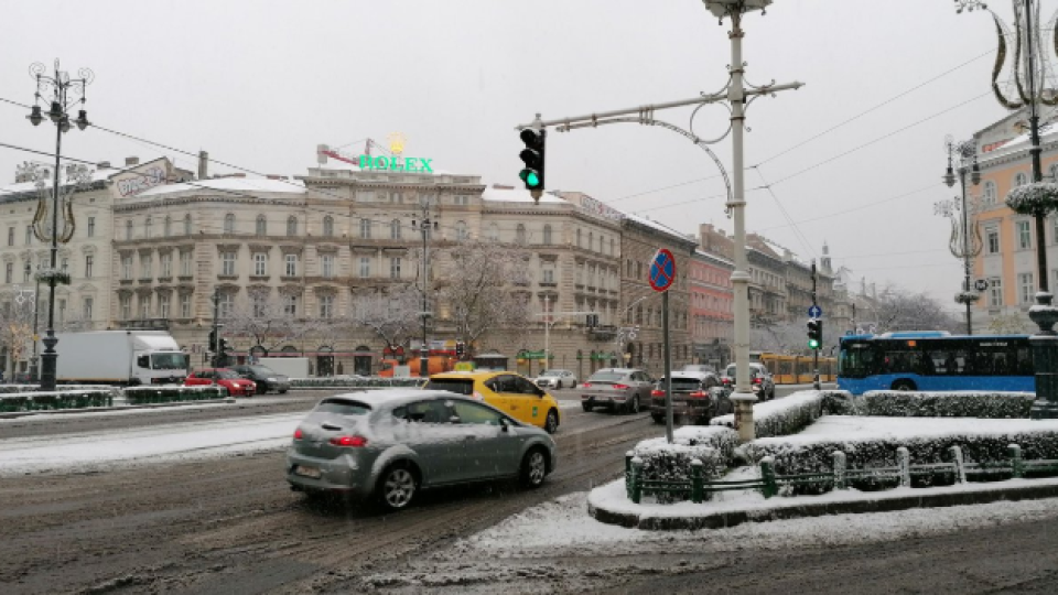 Prvé sneženie spôsobilo meškania vlakov a nehody na cestách