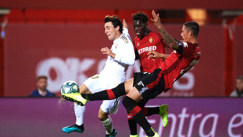 RCD Mallorca (v červenom) zaskočila Real Madrid.