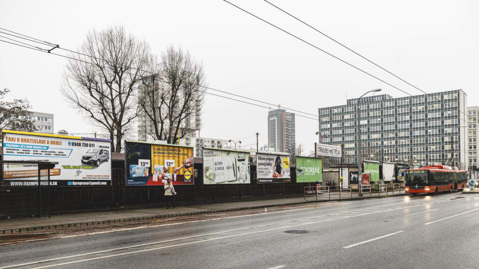 Na snímke billboardy umiestnené na oplotení bratislavského trhoviska na Miletičovej ulici.