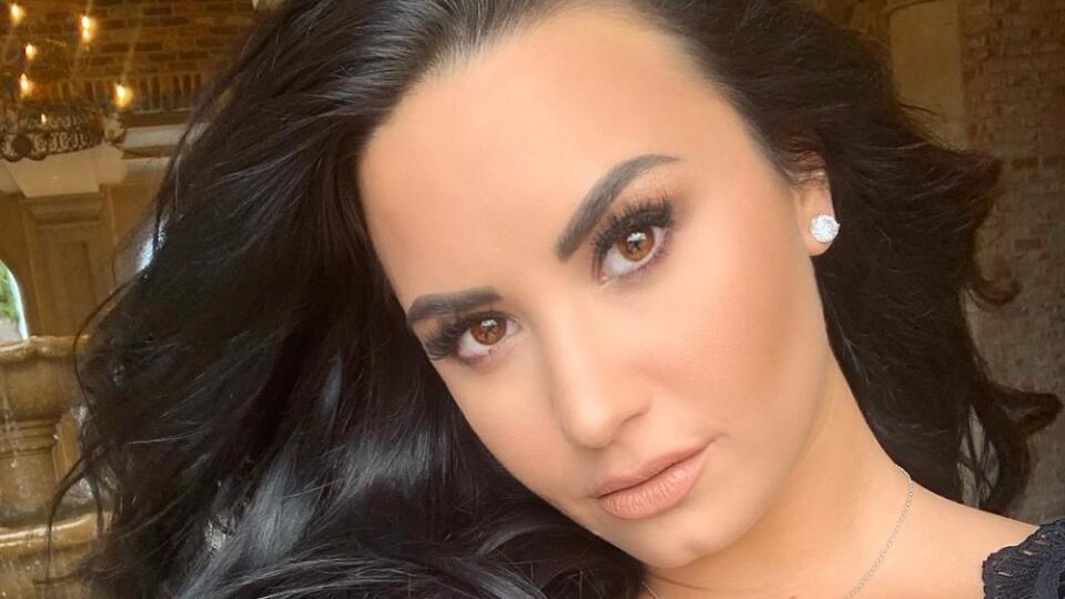 Demi Lovato sme roky sledovali ako brunetku