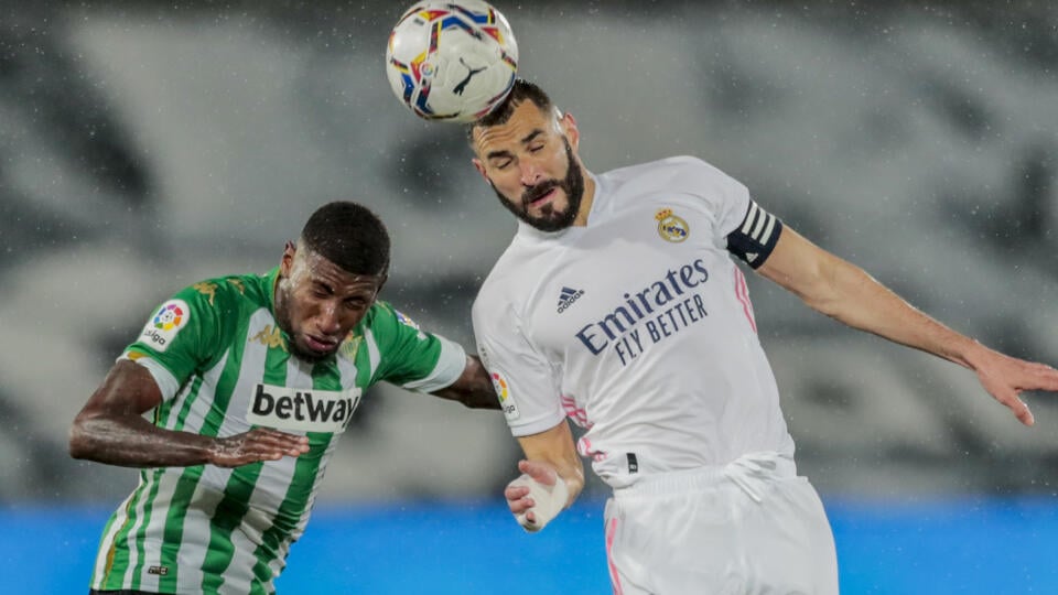 EBE 14 Madrid - Na snímke vpravo hráč Realu Madrid Karim Benzema, vľavo hráč Betisu Emerson zápase 33. kola španielskej La Ligy vo futbale Real Madrid - Real Betis (0:0) v sobotu 24. apríla 2021. FOTO TASR/AP
Real Madrid's Karim Benzema, right, heads for the ball with Betis' Emerson during the Spanish La Liga soccer match between Real Madrid and Betis at the Alfredo di Stefano stadium in Madrid, Spain, Saturday, April 24, 2021. (AP Photo/Bernat Armangue)