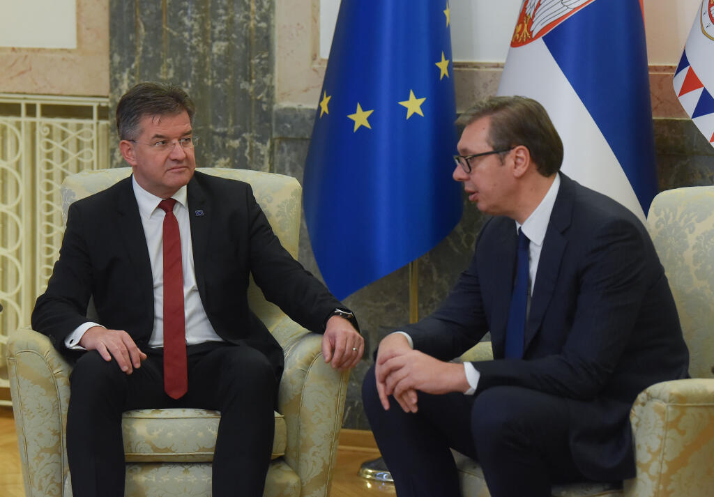 WA 42 Belehrad - Osobitný zástupca EÚ pre dialóg medzi Kosovom a Srbskom Miroslav Lajčák (vľavo) a srbský prezident Aleksandar Vučič diskutujú počas stretnutia v Belehrade v pondelok 17. októbra 2022. FOTO TASR/Tanjug

Boegrad, 17. oktobra 2022.- Predsednik Srbije Aleksandar Vucic sastao se danas sa specijalnim predstavnikom Evropske unije za dijalog Beograda i Pristine i druga regionalna pitanja Zapadnog Balkana Miroslavom Lajcakom. FOTO TANJUG/ MILOS MILIVOJEVIC/ nr