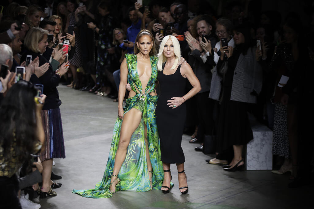 Jennifer Lopez na módnej prehliadke Versace v talianskom Miláne.