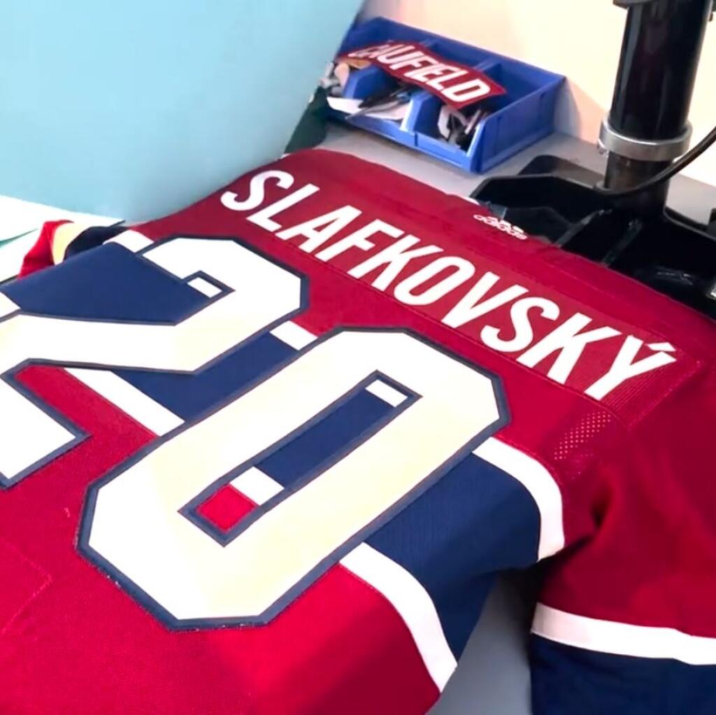 Slafkovského priezvisko na drese má na Ypsilone dĺžeň. Stal sa tak prvým Slovákom, ktorému sa dostala takáto pocta.