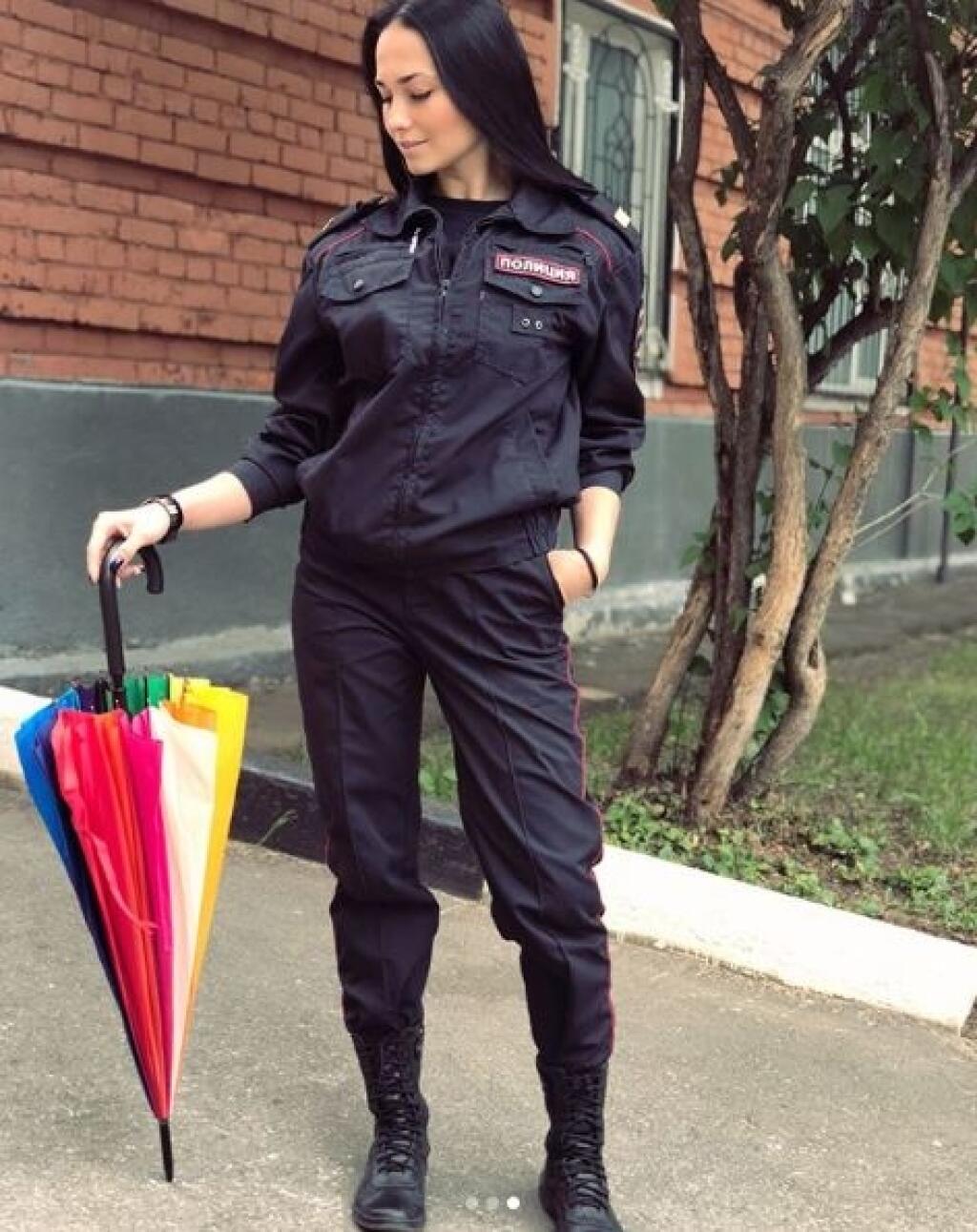 Krásnej členke moskovskej jazdnej policajtke chuligáni hádžu kvety ku nohám.