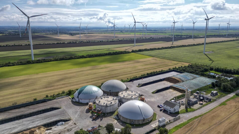 EBE 48 Teutschenthal - Bioplynová stanica pri veternej elektrárni s hnedouhoľnou elektrárňou Schkopau v pozadí v obci Teutschenthal neďaleko Halle vo východnom Nemecku v stredu 13. septembra 2023. FOTO TASR/AP
A biogas plant stands on the edge of a wind farm with the Schkopau lignite-fired power plant in the background in Teutschenthal, near Halle, eastern Germany, Wednesday, Sept. 13, 2023. (Jan Woitas/dpa via AP)