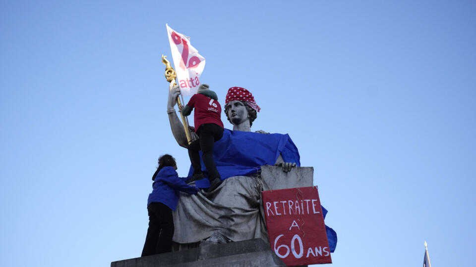 JB 38 Paríž - Aktivisti protestujú pri soche reprezentujúcej zákon pred Národným zhromaždením počas demonštrácie proti reforme dôchodkového systému v Paríži 7. februára 2023. Vo Francúzsku sa dnes uskutočnia ďalšie celoštátne protesty proti dôchodkovej reforme. Práve zvýšenie veku pre odchod do dôchodku zo 62 na 64 rokov vyvoláva rozhorčenie odborov a veľkej časti verejnosti. FOTO TASR/AP
Activists demonstrate at the statue representing the Law, demanding retirement at age 60, outside the Natio