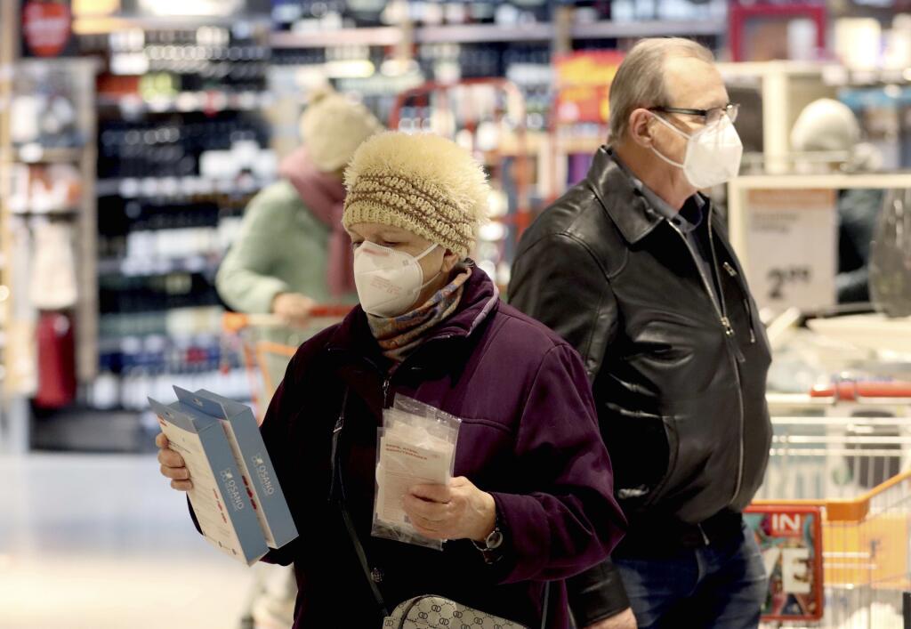 WA 31 Viedeň - Seniori sa chránia respirátorom  FFP2 počas nákupu v supermarkete vo Viedni v pondelok 25. januára 2021. V Rakúsku začala od pondelka platiť povinnosť nosenia respirátorov triedy FFP2 v obchodoch a hromadnej doprave. FOTO TASR/AP

People wear an FFP2 protective mask when shopping in a supermarket in Vienna, Austria, Monday, Jan. 25, 2021. Austrians have to use medical masks when shopping and in public transport, as masks have become mandatory in Austria. (AP Photo/Ronald Zak)