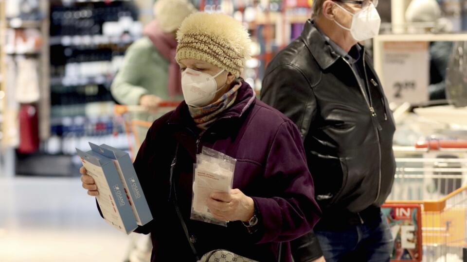 WA 31 Viedeň - Seniori sa chránia respirátorom FFP2 počas nákupu v supermarkete vo Viedni v pondelok 25. januára 2021. V Rakúsku začala od pondelka platiť povinnosť nosenia respirátorov triedy FFP2 v obchodoch a hromadnej doprave. FOTO TASR/AP
People wear an FFP2 protective mask when shopping in a supermarket in Vienna, Austria, Monday, Jan. 25, 2021. Austrians have to use medical masks when shopping and in public transport, as masks have become mandatory in Austria. (AP Photo/Ronald Zak)