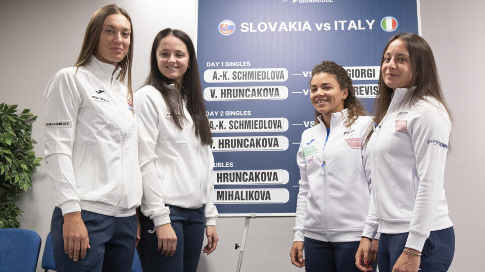 Na snímke zľava Tereza Mihalíková, Viktória Hrunčáková (Slovensko), Jasmine Paoliniová a Elisabetta Cocciarettová (Taliansko) pózujú počas žrebu kvalifikácie na tenisový turnaj Pohára Billie - Jean Kingovej Slovensko - Taliansko 13. apríla 2023 v Bratislave. FOTO TASR - Pavel Neubauer