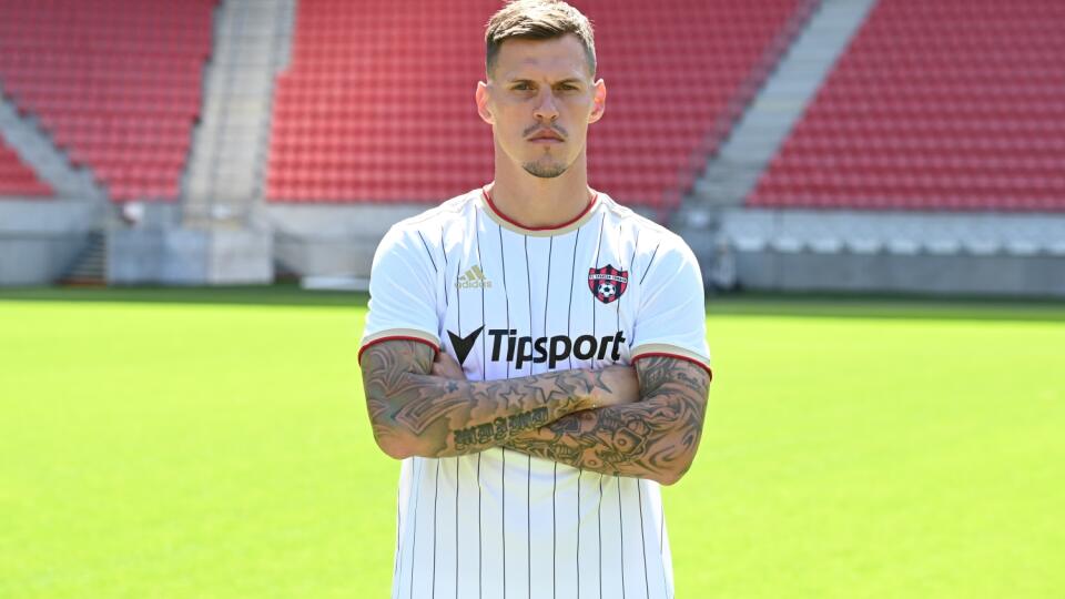 Na snímke futbalista Martin Škrtel pózuje v drese FC Spartak Trnava na Štadióne Antona Malatinského 9. augusta 2021 v Trnave. Bývalý kapitán slovenskej futbalovej reprezentácie Martin Škrtel podpíše v nedeľu 15. augusta zmluvu so Spartakom Trnava. Tridsaťšesťročný stopér v uplynulých dvoch sezónach pôsobil v Basaksehire Istanbul, v závere minulého roka sa ale vážne zranil a pôsobenie v Turecku predčasne ukončil. FOTO TASR - Lukáš Grinaj