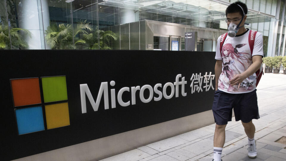 KK20 Peking - Na snímke muž s ochranným rúškom na tvári kráča okolo pobočky Microsoftu 7. augusta 2020 v Pekingu. Americký prezident Donald Trump vo štvrtok (6. 8.) nariadil rozsiahle reštrikcie proti pôsobeniu čínskych sociálnych médií v USA. Trumpove nariadenia zakazujú čínskym spoločnostiam ByteDance, ktorá vlastní aplikáciu na zdieľanie videa TikTok, a Tencent, prevádzkovateľovi aplikácie WeChat, vykonávať transakcie v USA. Tento krok povedie k eskalácii napätia medzi Washingtonom a Pekingo