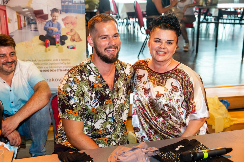 Charitatívny bazár Otta Weitera z vecí po jeho zosnulej manželke v bratislavskom Dome kultúry Zrkadlový háj. Na snímke František Košarišťaň alias Fero Joke a Jadranka Handlovská.