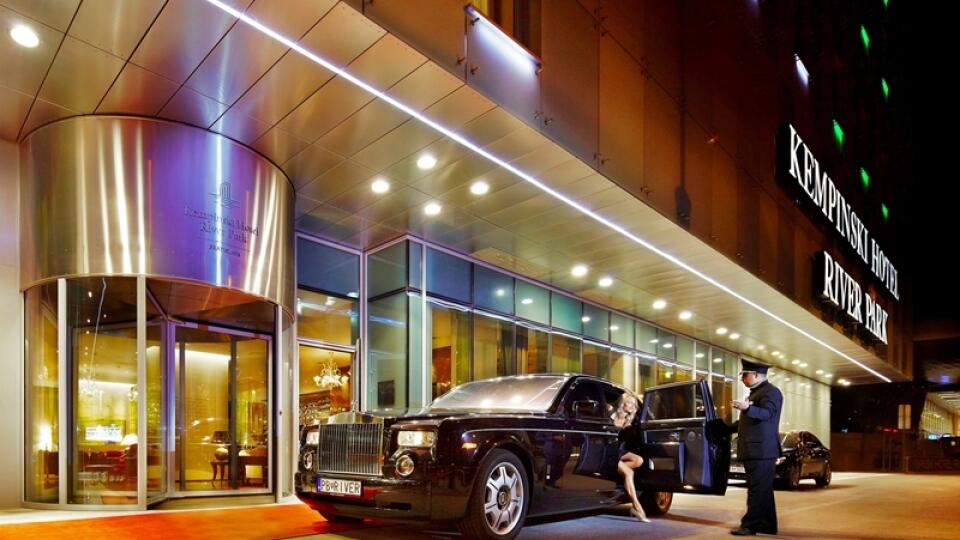 Exkluzívny odvoz: Šofér vás odvezie do vybraných bratislavských lokalít v Rolls Royce. Služba je v cene izby.