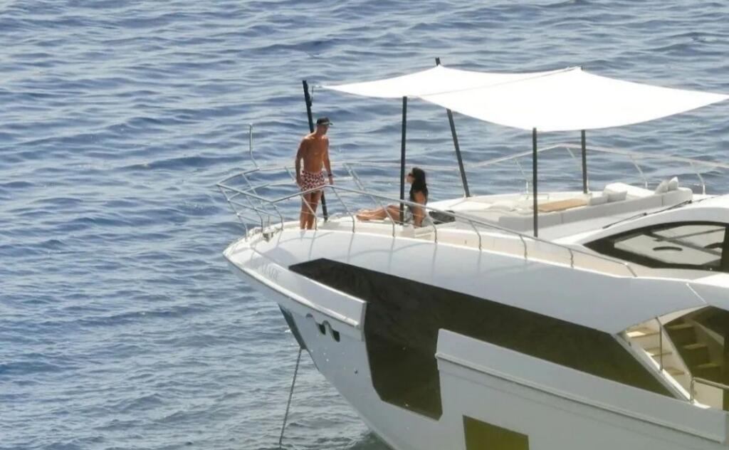 Ronaldo vlastní aj luxusnú jachtu za 5 miliónov libier, ktorú si so sebou berie všade na dovolenku. Inak tomu nebolo ani tento rok.