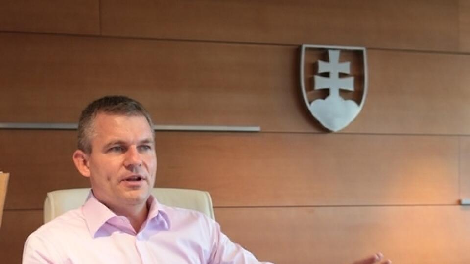 Upratuje:  Pellegrini začal  so zmenami  rovno na  ministerstve.