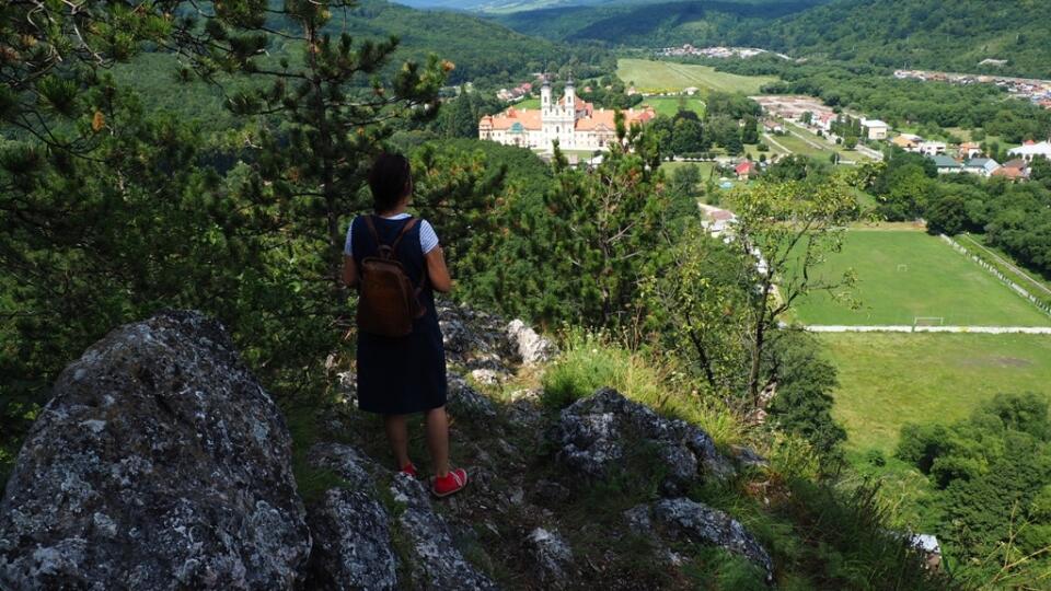 Kláštor v Jasove doslova zapadá do krajiny.