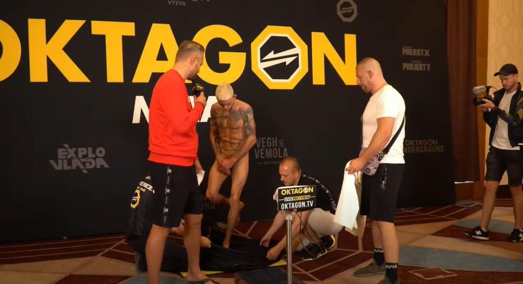 Aj na bratislavskom Oktagone bolo veselo. Vojto Barborík potreboval za pár desiatok minút zhodiť takmer pol kilogramu. Pred vážením sa vyzliekol dohola.