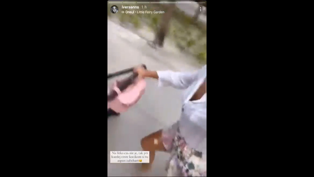 Denne robí dve veci naraz a počas prechádzky si s kočiarom v rukách ešte aj zabehá.