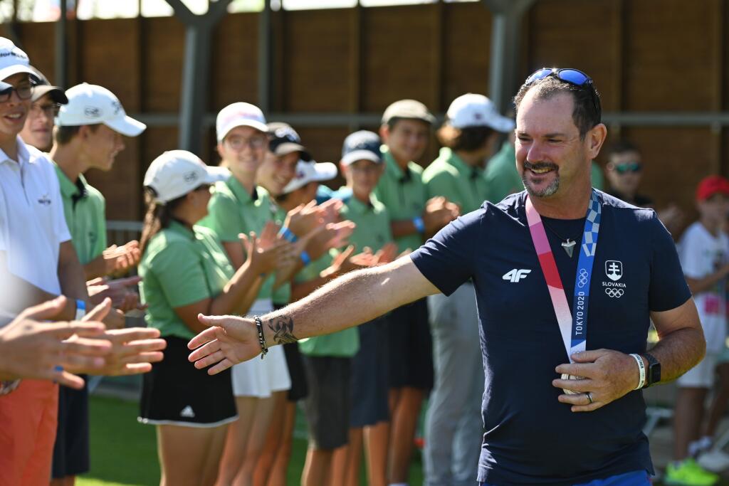 Na snímke strieborný medailista v golfe z XXXII. letných OH v Tokiu Rory Sabbatini počas príchodu na tréning do areálu Golf Trnava v utorok 3. augusta 2021.