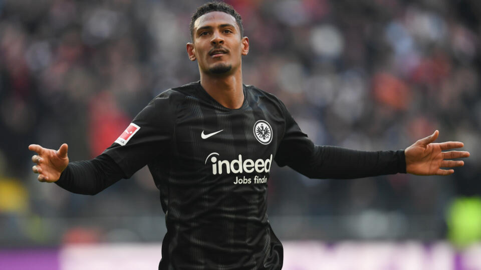 KK37 archív Frankfurt nad Mohanom - Na archívnej snímke z 19. januára 2019 Sebastien Haller z Frankfurtu sa teší z gólu na 1:0. Nemecký futbalový klub Borussia Dortmund je blízko k podpisu zmluvy s útočníkom Sebastienom Hallerom. FOTO TASR/DPA
ARCHIV - 19.01.2019, Hessen, Frankfurt/Main: Fußball: Bundesliga, Eintracht Frankfurt - SC Freiburg, 18. Spieltag in der Commerzbank-Arena. Frankfurts Sebastien Haller jubelt nach seinem Tor zum 1:0. Eintracht Frankfurts Stürmer Sébastien Haller wechselt v