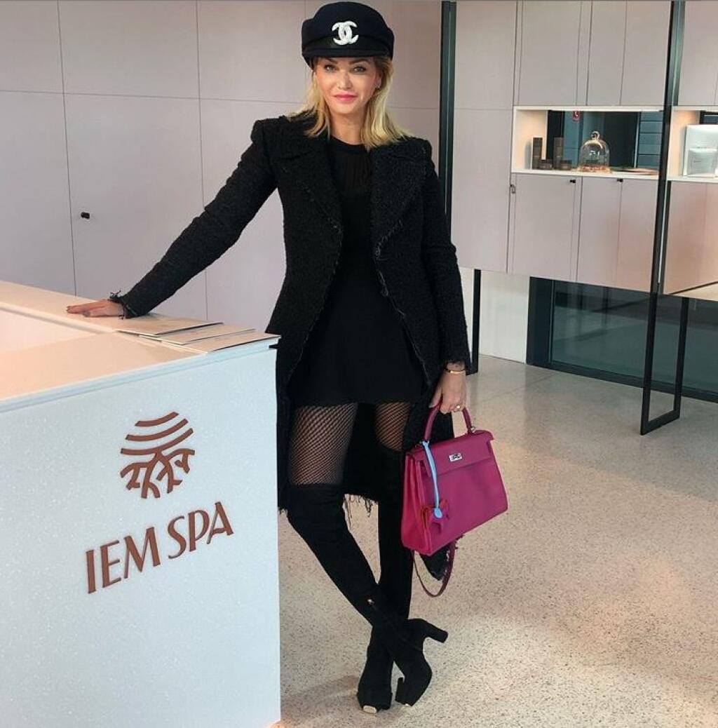 Alena Pallová razí nový módny trend. Svoje hriešne drahé outfity ladí do jedného odtieňu.
