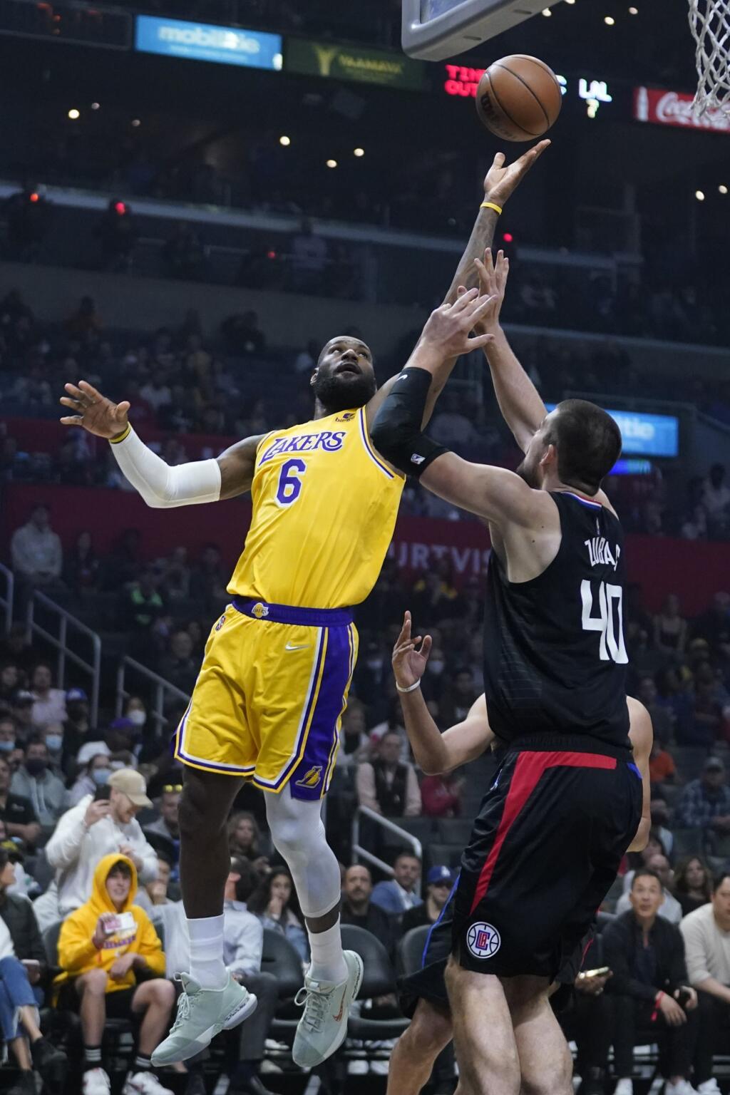EBE 7 Los Angeles - Na snímke vľavo hráč Lakers LeBron James strieľa na kôš, vpravo chorvátsky hráč Clippers Ivica Zubac v zápase basketbalovej NBA Los Angeles Clippers - Los Angeles Lakers (132:111) v noci na 4. marca 2022. James zaznamenal 26 bodov. FOTO TASR/AP
Los Angeles Lakers forward LeBron James (6) shoots over Los Angeles Clippers center Ivica Zubac (40) during the first half of an NBA basketball game Thursday, March 3, 2022, in Los Angeles. (AP Photo/Marcio Jose Sanchez)