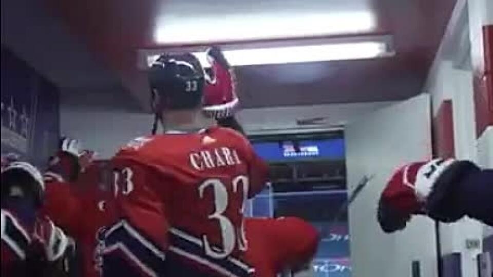 Bývalý kapitán Bostonu Bruins Zdeno Chára sa vo svojom novom pôsobisku Washingtone pomaly, ale isto udomácňuje.