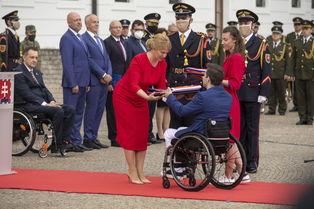 Hoci Zuzana Čaputová (48) žiarila v červených šatách, naše sexi olympioničky ju dokonale zatienili.