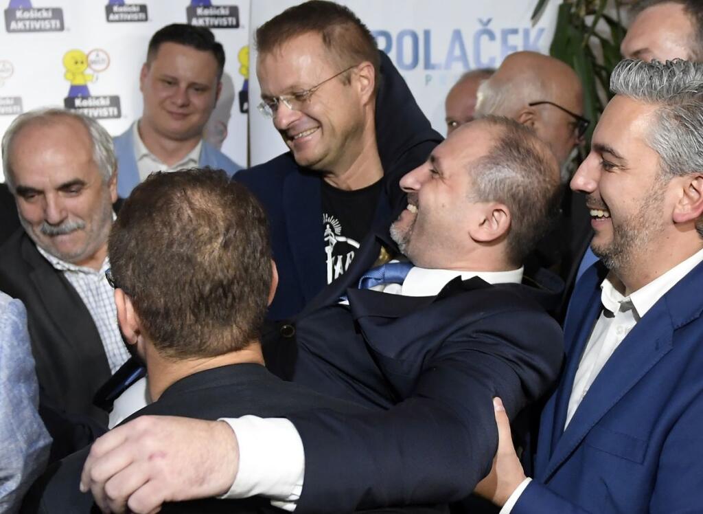 Podporovatelia nového košického primátora Jaroslava Polačka ho vyhadzujú do vzduchu