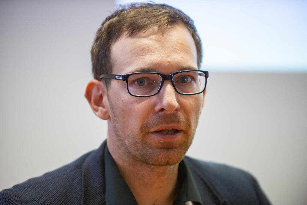 Na snímke analytik Inštitútu ekonomických a spoločenských analýz (INESS) Martin Vlachynský počas tlačovej konferencie a prezentácie nového portálu o cene práce 21. októbra 2019 v Bratislave. FOTO TASR – Jakub Kotian