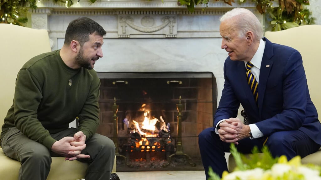 JB 41 Washington - Americký prezident Joe Biden (vpravo) sa rozpráva s ukrajinským prezidentom Volodymyrom Zelenským počas ich stretnutia v Oválnej pracovni Bieleho domu vo Washingtone 21. decembra 2022. Ide o prvú zahraničnú cestu Zelenského od začiatku ruskej invázie na Ukrajinu. FOTO TASR/AP

President Joe Biden speaks with Ukrainian President Volodymyr Zelenskyy as they meet in the Oval Office of the White House, Wednesday, Dec. 21, 2022, in Washington. (AP Photo/Patrick Semansky)