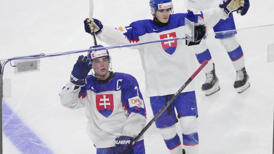 KK18 Halifax - Slovenskí hokejisti Šimon Nemec (vľavo) a Servác Petrovický sa tešia z gólu vo štvrťfinále majstrovstiev sveta do 20 rokov Kanada - Slovensko 2. januára 2023 v kanadskom Halifaxe. Slovenskí hokejoví reprezentanti prehrali vo štvrťfinále MS hráčov do 20 rokov s domácou Kanadou 3:4 po predĺžení. FOTO TASR/AP
Slovakia's Simon Nemec, left, and Servac Petrovsky gesture to the crowd following a goal during second-period IIHF world junior hockey championship quarterfinals action in Halif