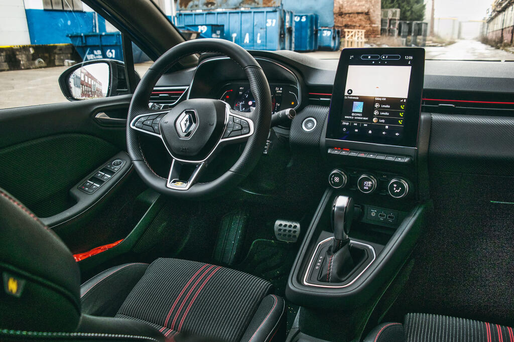 Za takýto interiér by sa nemuselo hanbiť ani auto z prémiovej triedy. Nájdete tu virtuálnu prístrojovku, veľký tablet a vynikajúce materiály.